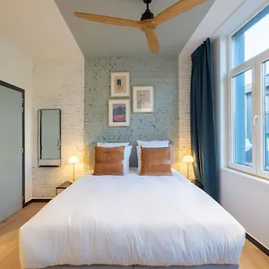 Shway - The Light Blue Parrot Appartement Anvers